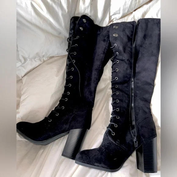 Size 1/2 knee high boots with inch heel🤍black in color🤍zipper and  laces🤍